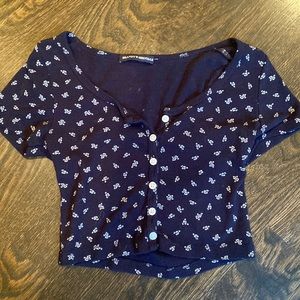 Brandy Melville navy blue & white flowered cropped tee